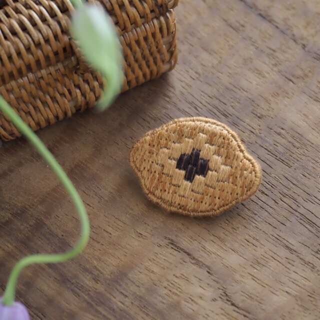アタモチーフ　刺繍ブローチ
