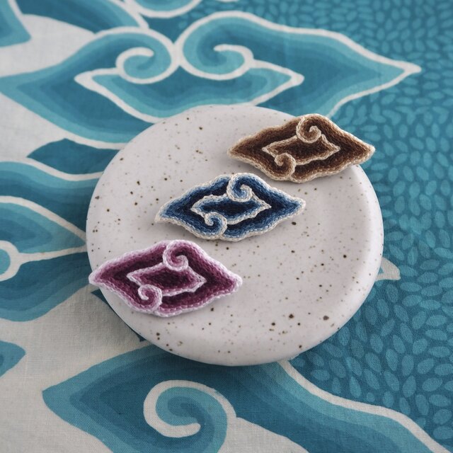 メガムンドゥン　刺繍ブローチ