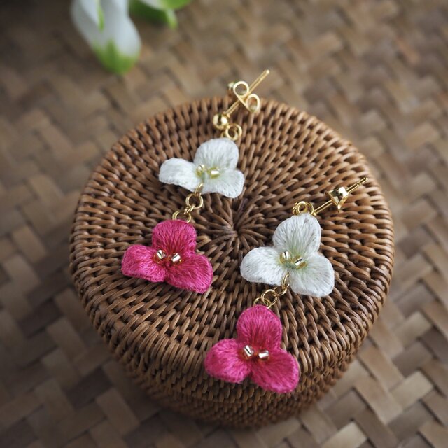 ブーゲンビリアの刺繍耳飾り／２輪　