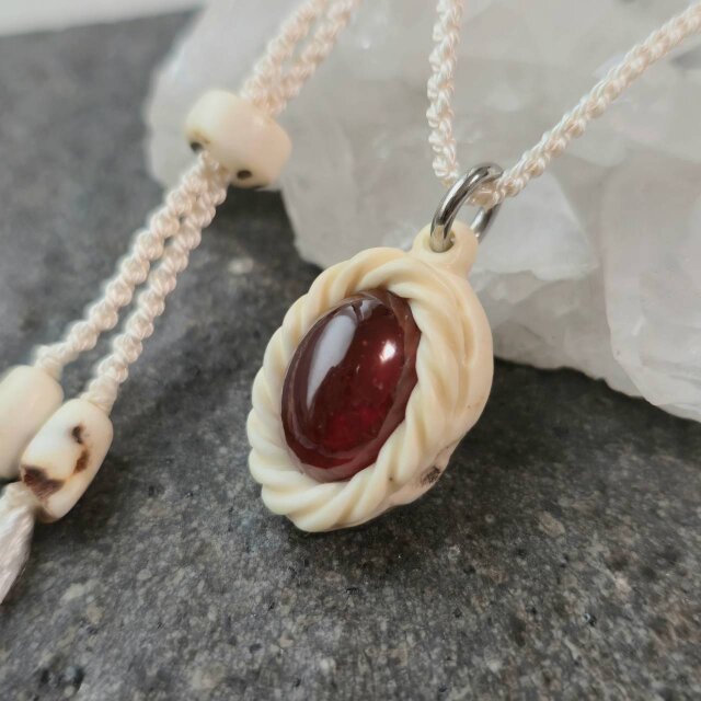 鹿の角 ヘソナイトガーネットのペンダント