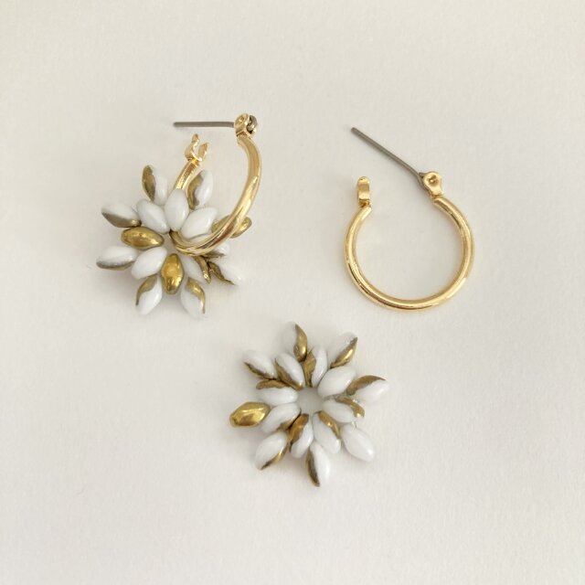 【ホワイト×ゴールド】チェコガラス製オーナメントチャームの2wayフープピアス