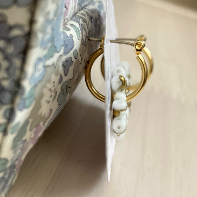 ホワイト×ゴールド】チェコガラス製オーナメントチャームの2wayフープ