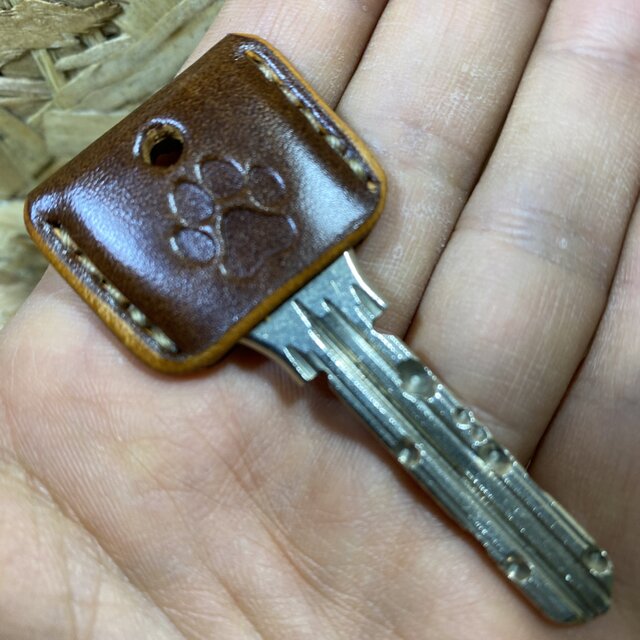 大きい肉球(犬)刻印のキーカバー ルガト茶色×ベージュ