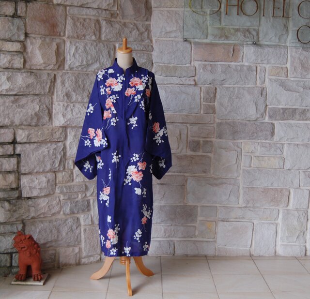 レトロクラシカル 黒地のシックな和の雰囲気 着物スリーブワンピース