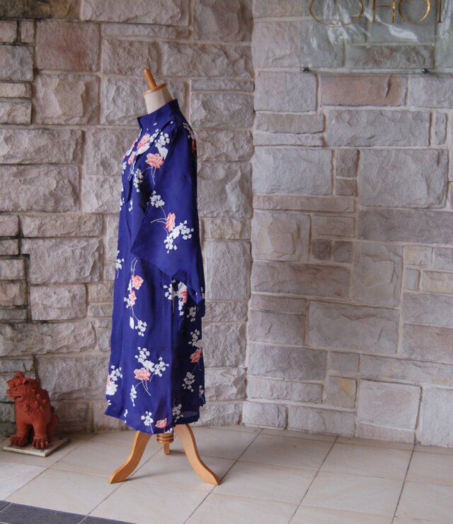 レトロクラシカル 黒地のシックな和の雰囲気 着物スリーブワンピース