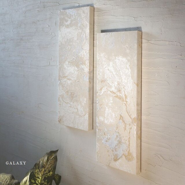 ベージュ系の縦長アートパネル 壁掛け GALAXY beige white ラメ入り
