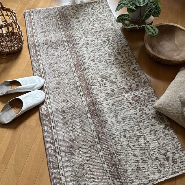 81×146 くすみ赤朱色　草花ボタニカル模様　トルコヴィンテージラグ 70×105 ピンクグレープフルーツカラー ボタニカル トルコ