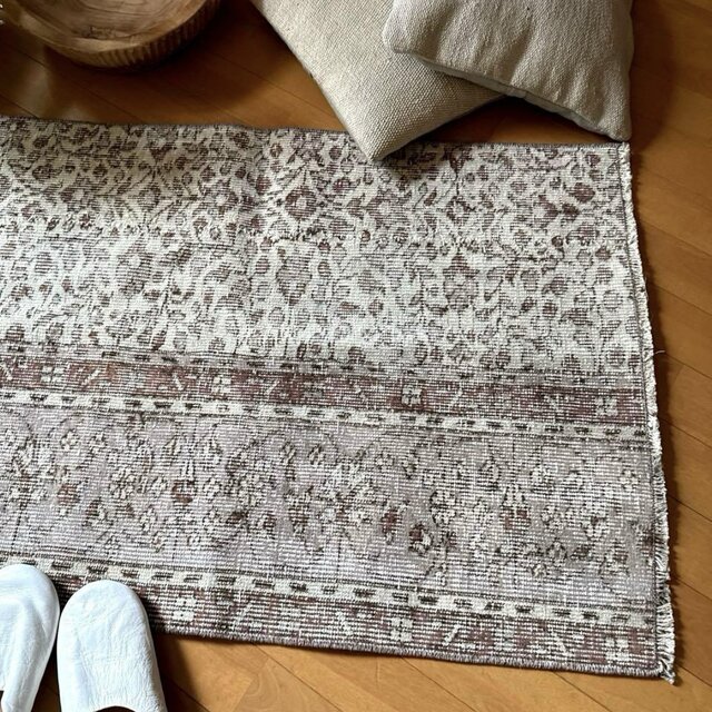 81×146 くすみ赤朱色　草花ボタニカル模様　トルコヴィンテージラグ 70×105 ピンクグレープフルーツカラー ボタニカル トルコ