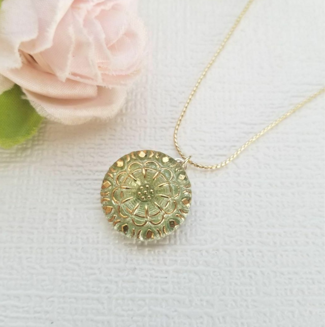 チェコガラスボタン ネックレス／リング選べる｜グリーン×ゴールド 花模様 cnr0802