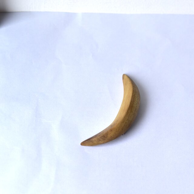 【 木工 】 三日月ウッドな朴木のブローチ【B】　オイル仕上げ