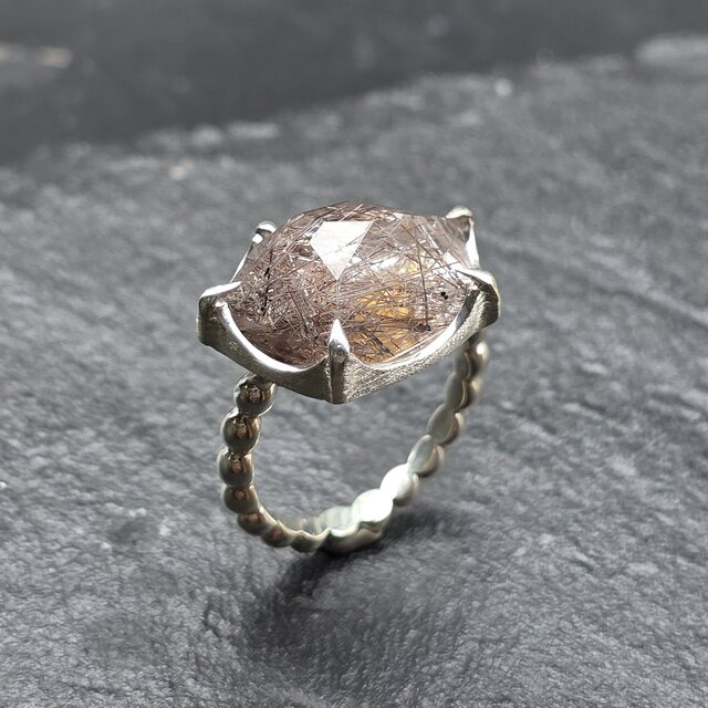 ルチルクォーツ with ライモナイト インクルージョンの塊 変形5角形