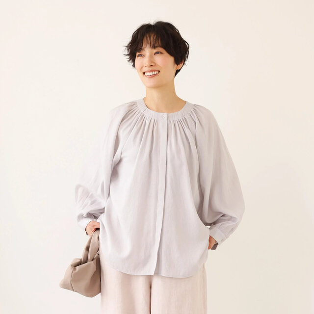 大人の可愛らしさを纏う ピンタック入りブラウス　シャツブラウス ライトグレー　250907-1