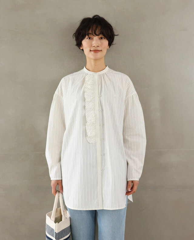 清楚で上品な印象！フリルデザインが可愛いミッドレングスシャツ