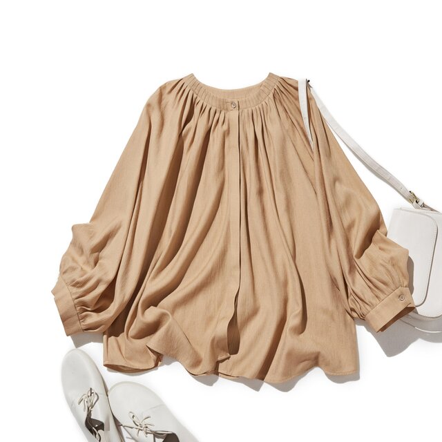 大人の可愛らしさを纏う ピンタック入りブラウス　シャツブラウス 　濃いベージュ　250907-2