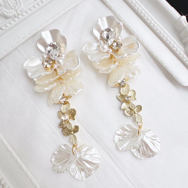 大ぶりホワイトフラワー♪3連ゴールド花ピアス✨ | iichi 日々の