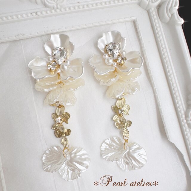 大ぶりホワイトフラワー♪3連ゴールド花ピアス✨ | iichi 日々の