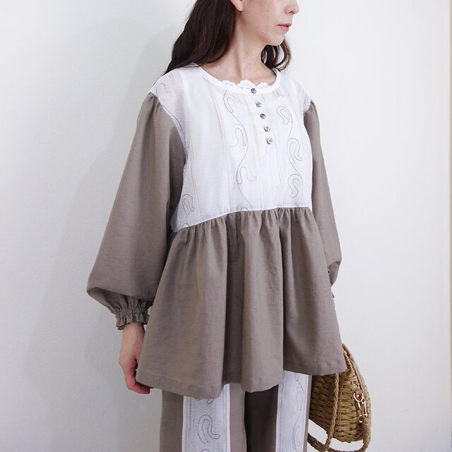 コットンリネン〈モカグレージュ〉×刺繍・ループボタンのペプラムブラウス（セットアップ対応）