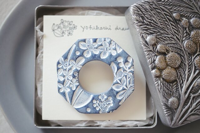 ハンドメイド陶製ブローチ 陶土の草花ブローチ : : : 1383 | iichi 日々の暮らしを心地よく