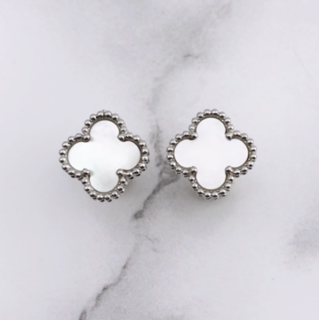 幸せのクローバーピアス 9.5mm（マザーオブパール）【高品質！送料無料！当日発送！】
