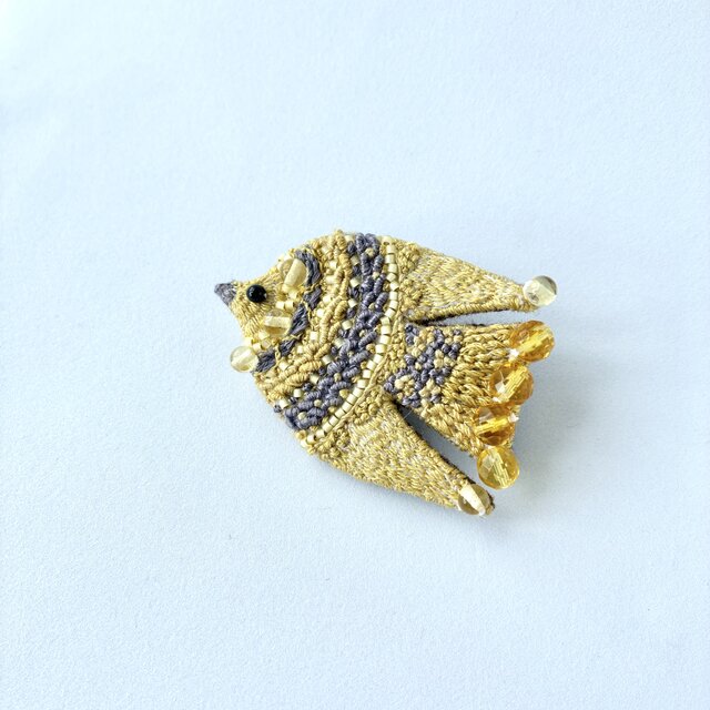 "autumn yellow" 秋の黄色をまとう　草木染め糸を使った刺繍鳥ブローチ