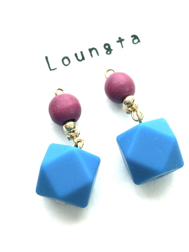 ポリマークレイビーズブルーとウッドビーズピアス 軽いピアス 大ぶりピアス 樹脂ピアス