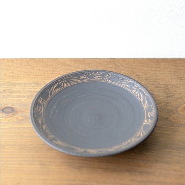 マンガン釉唐草文16.5cm皿