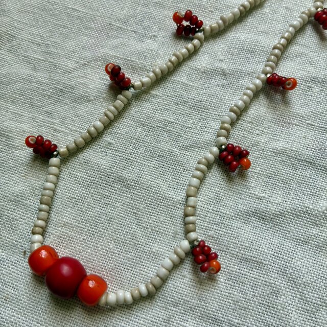 ＊古のネックレス＠ボヘミアの古いビーズ＋ベネチアのホワイトハート3種　大小のオレンジと金赤ビーズ
