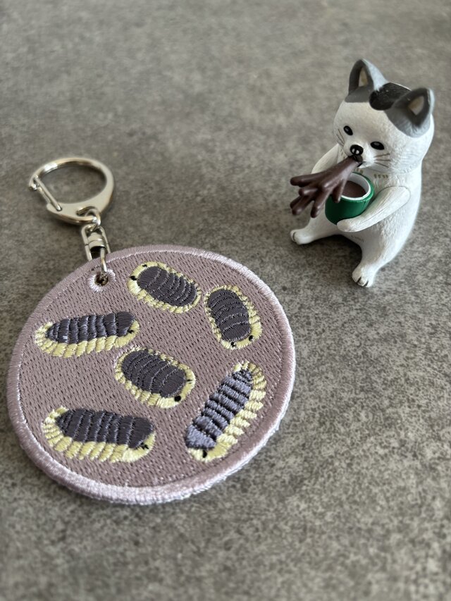 刺繍キーホルダー□レモンブルー□ダンゴムシ | iichi 日々の