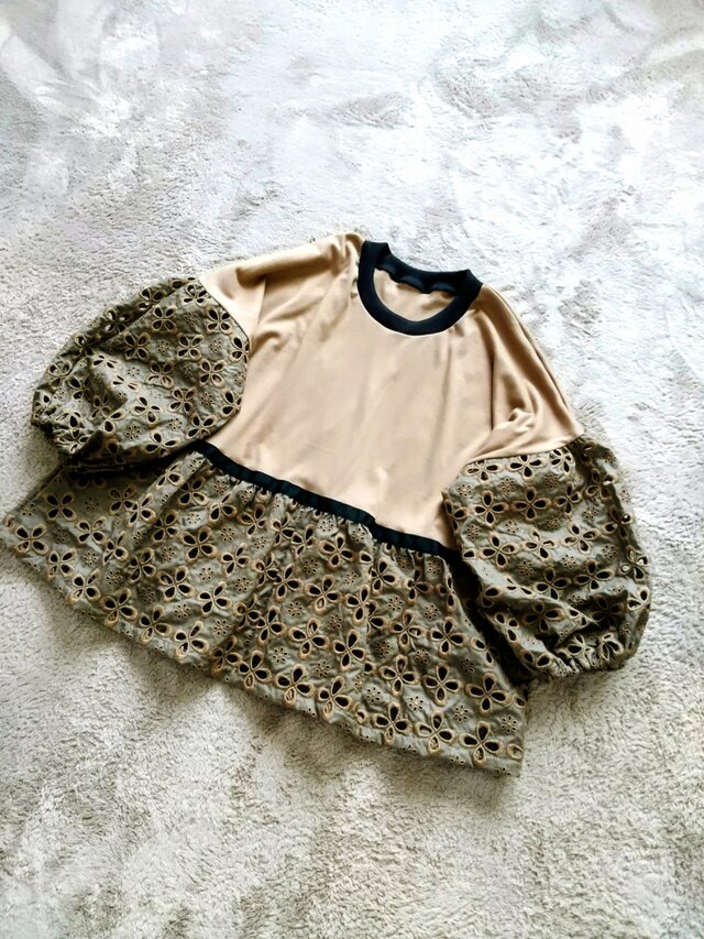 カーキカラー豪華コットンレーザーのパフスリーブブラウス