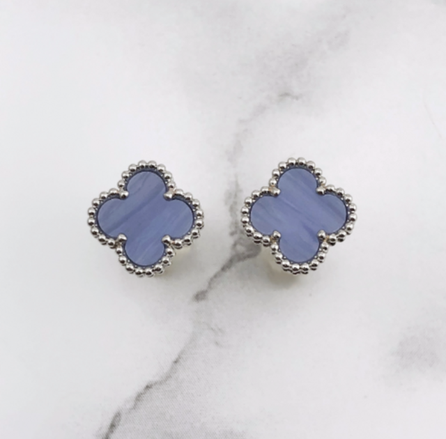 幸せのクローバーピアス 9.5mm（カルセドニー）【高品質！送料無料