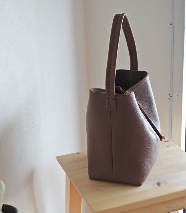 【新品☆未使用】kokkos レザー　ハンド バッグ メイドインイタリー サドル型 栃木レザー フラップ付き ショルダーバッグ | 株式会社