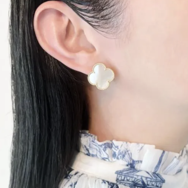 幸せのクローバーピアス 20mm（マザーオブパール）【高品質！送料無料