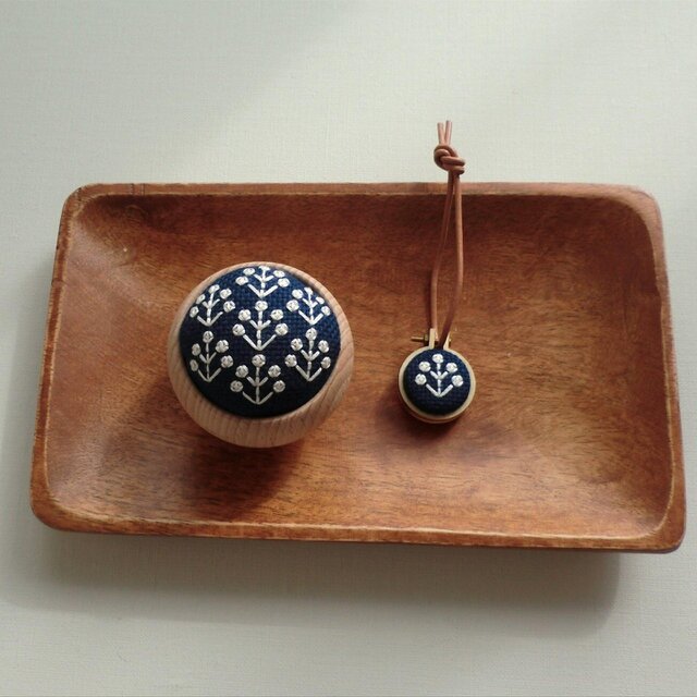 ピンクッション＋ニードルレストのセット（ネイビーフラワー） | iichi