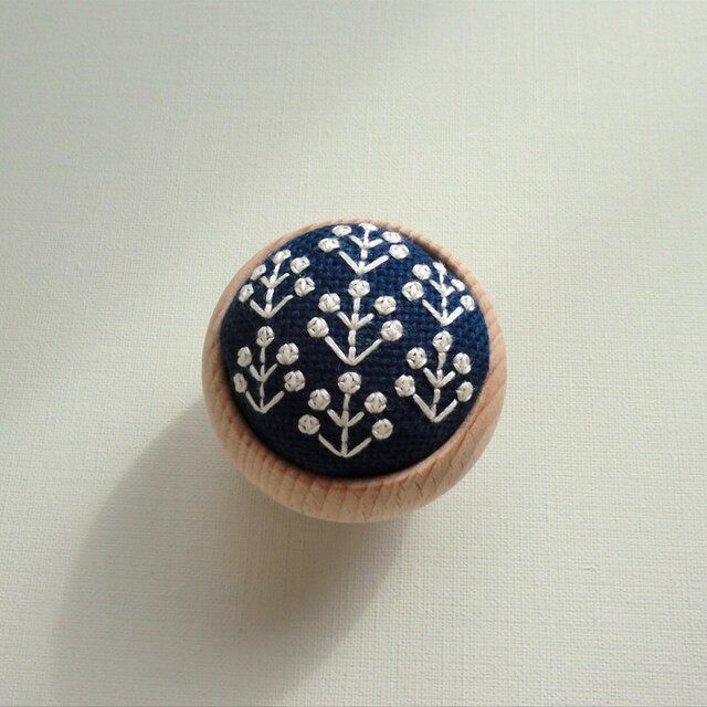 ピンクッション＋ニードルレストのセット（ネイビーフラワー） | iichi