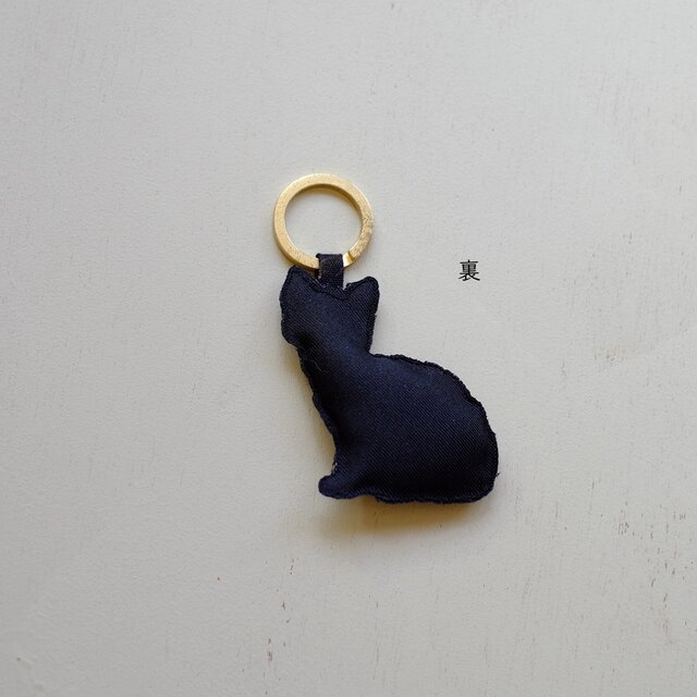 3ニャンコのハンドメイドチャーム 刺繍のチャーム/三毛猫 | iichi 日々の暮らしを心地よくする