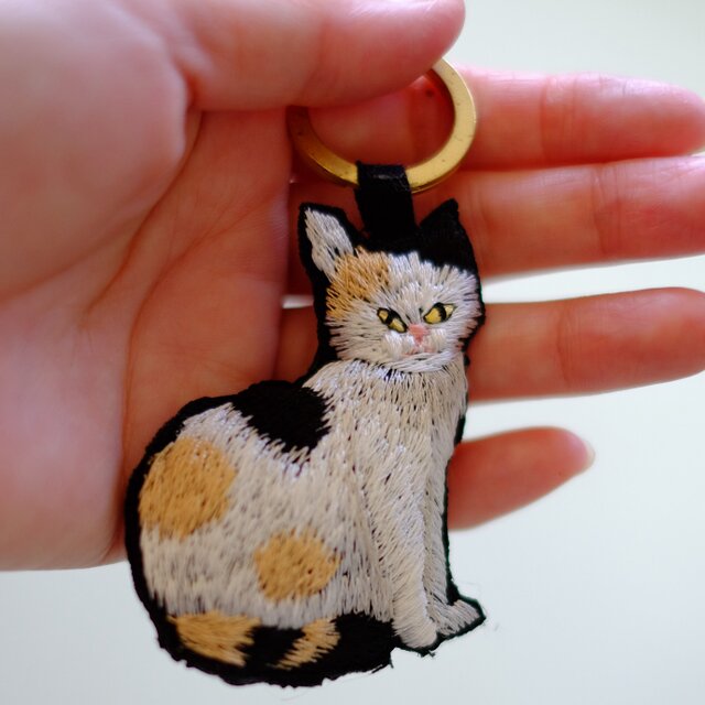 ミ*ケ様 ハンドメイド刺繍キーホルダー　三毛猫さんと雀 両面刺繍キーホルダー -三毛猫 - ショップ hinihao キーホルダー