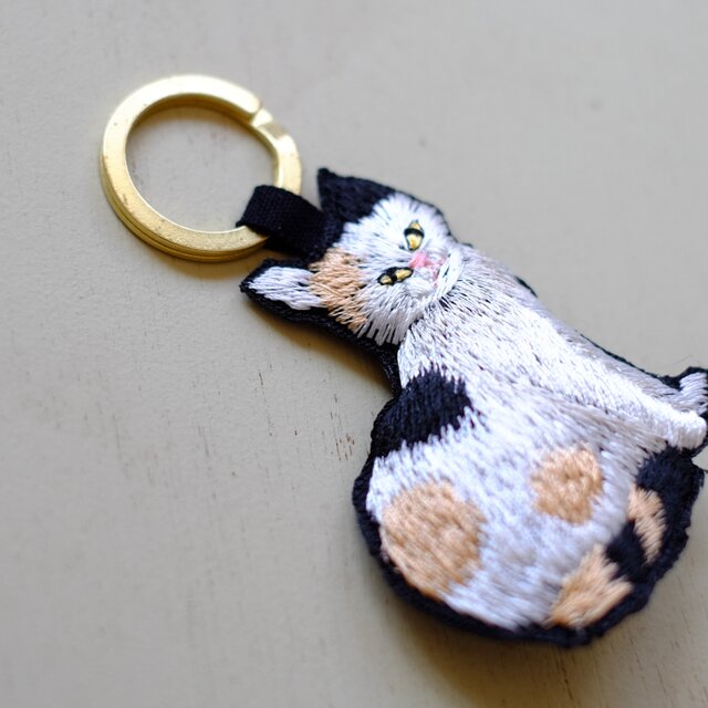 刺繍のチャーム/三毛猫 | iichi 日々の暮らしを心地よくする