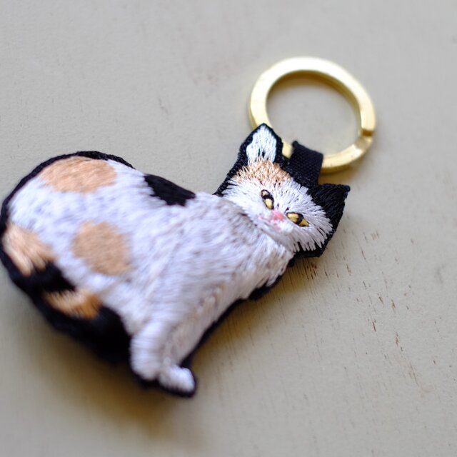 NO.2851☆ぐで猫 花柄 ハンドメイド チャーム NO.2851☆ぐで猫 花柄 ハンドメイド チャーム チャーム / 三毛猫