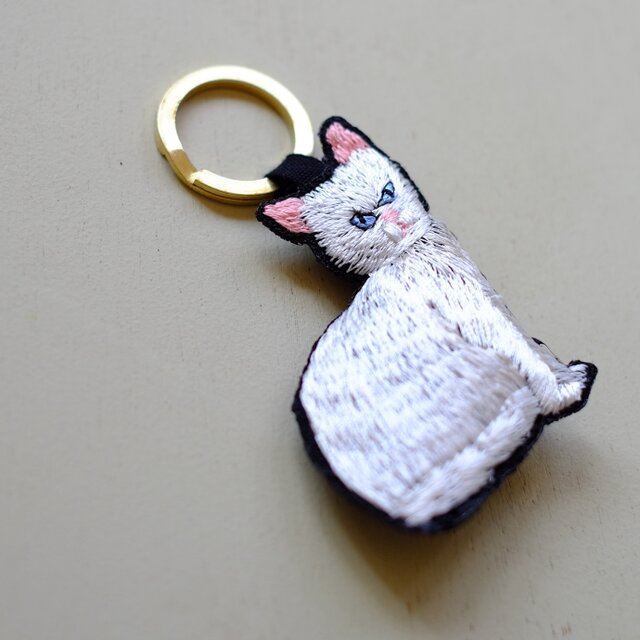 刺繍のチャーム/白猫 | iichi 日々の暮らしを心地よくするハンドメイド