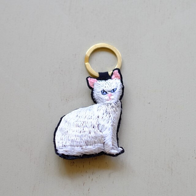 ゆ*い様 ハンドメイド刺繍キーホルダー　白文鳥と茶トラさん ゆ*い様 ハンドメイド刺繍キーホルダー 白文鳥と茶トラさん