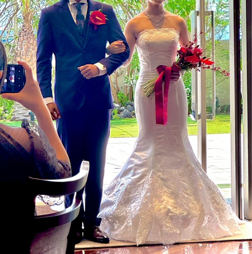 実例写真！ウェディングドレス ベアトップ 流れる透け花レース マーメイドライン 華やかなトレーン 拳式