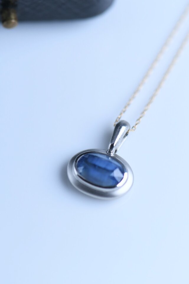 Pt900 霧を纏うブルーサファイア ペンダントトップ | iichi 日々の