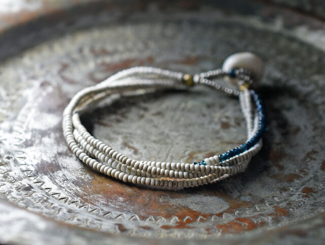 アンティークホワイトシードビーズとインディゴブルーアンティーク