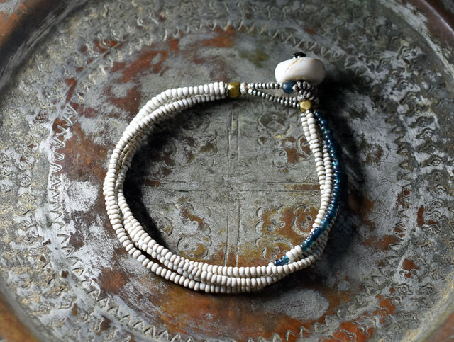 アンティークホワイトシードビーズとインディゴブルーアンティーク