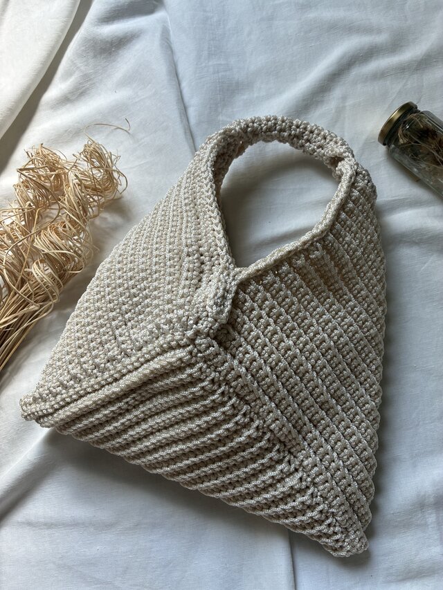 オフホワイトのコード編み三角バッグ