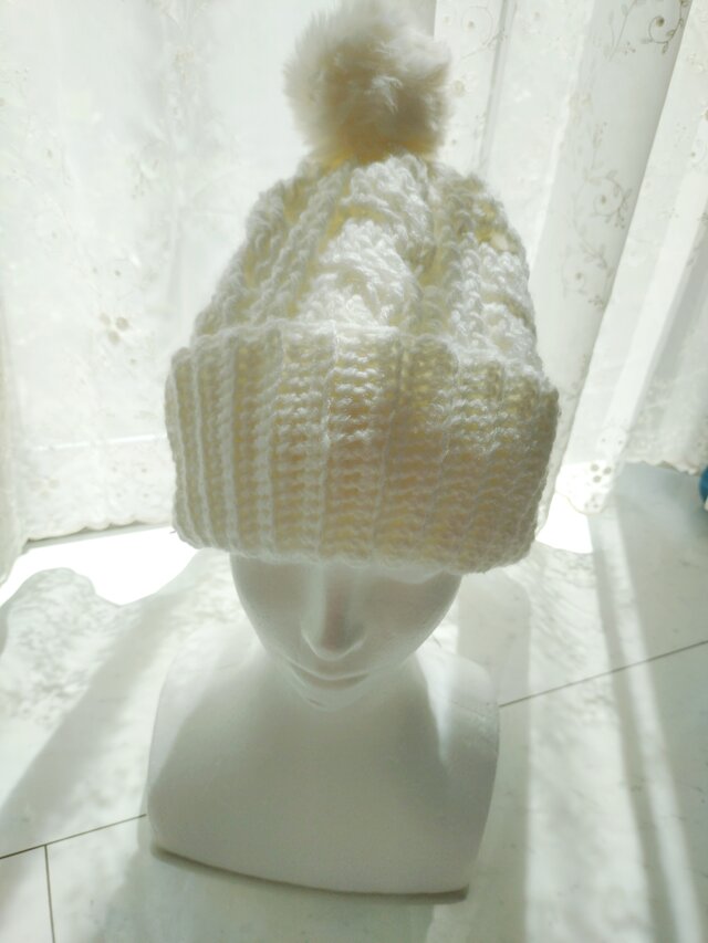 ニット帽 アラン模様 柄 ポンポン ふわふわ ファー 白 ホワイト 手編み 編み物 編み