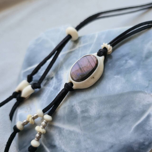 鹿の角 パープルラブラドライトのペンダント