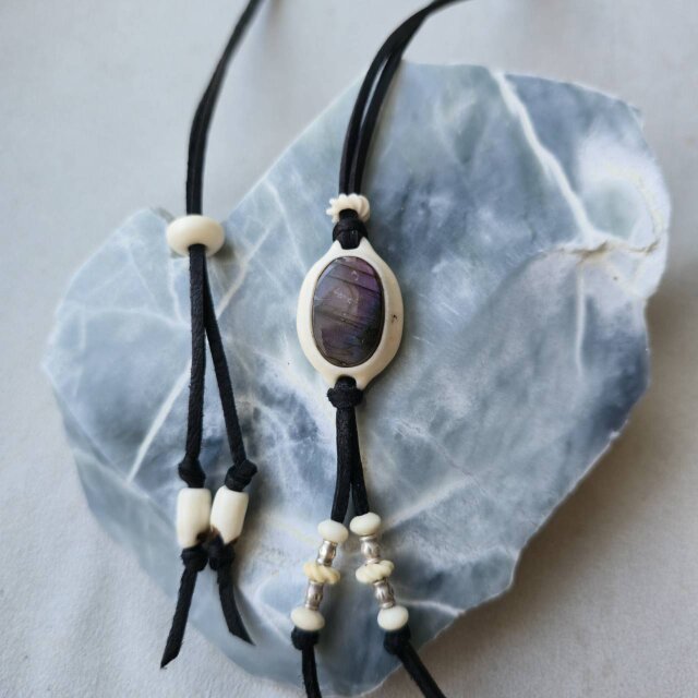 鹿の角 パープルラブラドライトのペンダント | iichi 日々の暮らしを