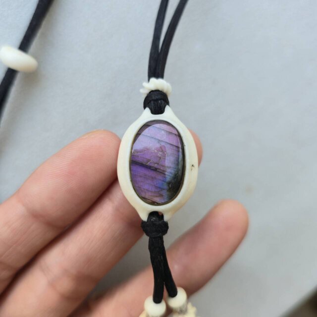 鹿の角 パープルラブラドライトのペンダント | iichi 日々の暮らしを