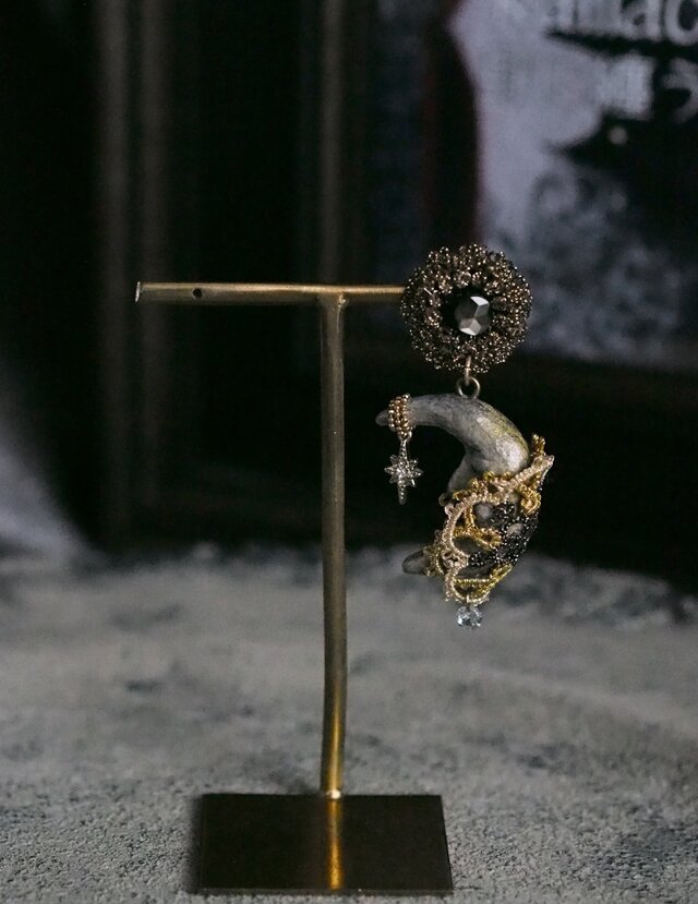 太陽と月のブローチ | iichi 日々の暮らしを心地よくするハンドメイド